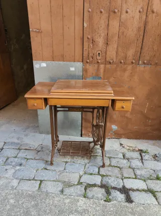 Máquina de coser Singer antigua abatible