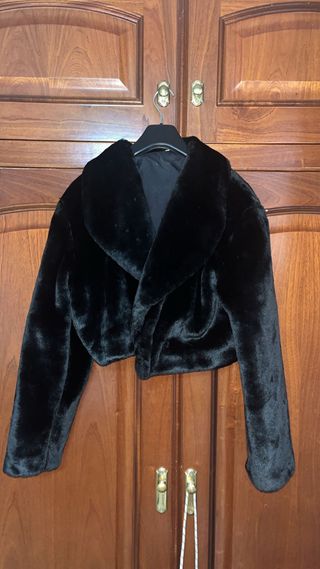 Chaquetón negro pelo sintético