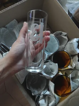 Juego de vasos de vidrio ámbar y transparentes