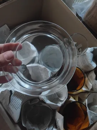 Juego de vasos de vidrio ámbar y transparentes
