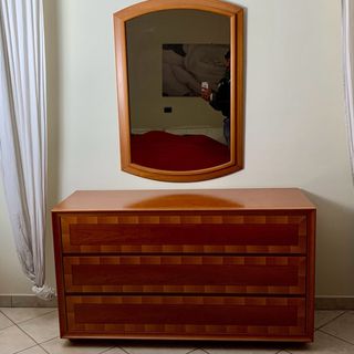 Comò classico in legno con specchio
