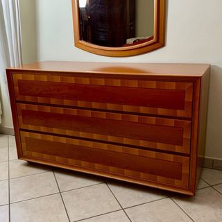 Comò classico in legno con specchio