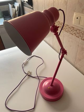 Lámpara de escritorio rosa metal