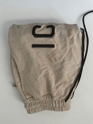 Pantalones beige con cordones negros