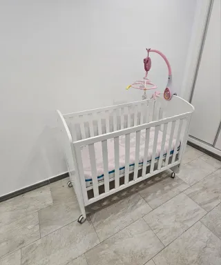 Cuna blanca con colchón