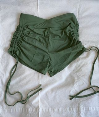 Shorts deportivos verdes con cordones