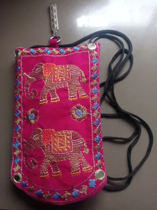 Bandolera de tela con elefantes bordados