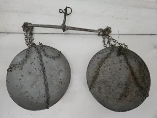 Balanza antigua de dos platos