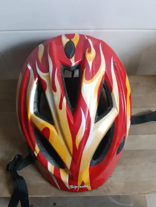 Casco de bicicleta infantil con llamas