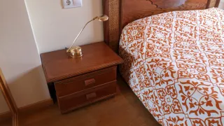 Cabecero madera ratán y 2 mesitas noche