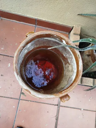 Tinaja antigua de barro