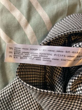 Pantalón ajustado blanco y negro