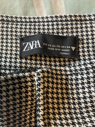 Pantalón ajustado blanco y negro