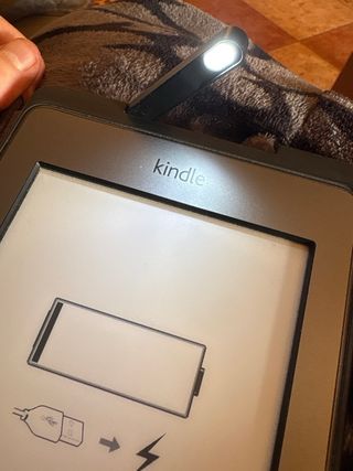 Kindle libro digital plata y gris