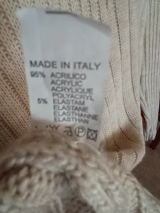 Suéter cuello alto beige