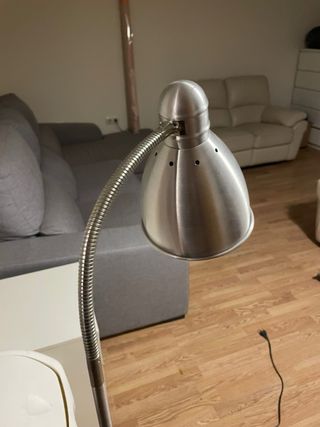 Lámpara de mesa plateada