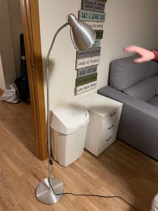 Lámpara de mesa plateada