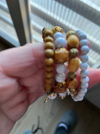 Juego de 4 pulseras con abalorios