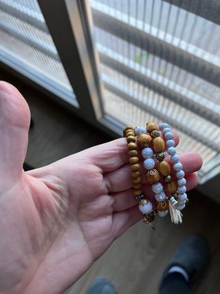 Juego de 4 pulseras con abalorios