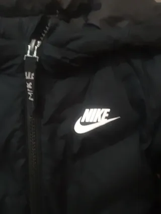 Abrigo Nike niño negro
