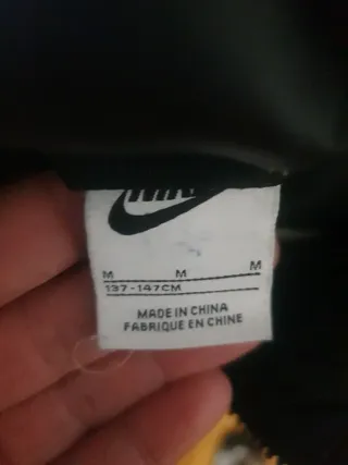 Abrigo Nike niño negro