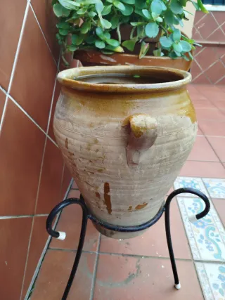 Tinaja antigua de barro