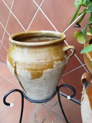 Tinaja antigua de barro