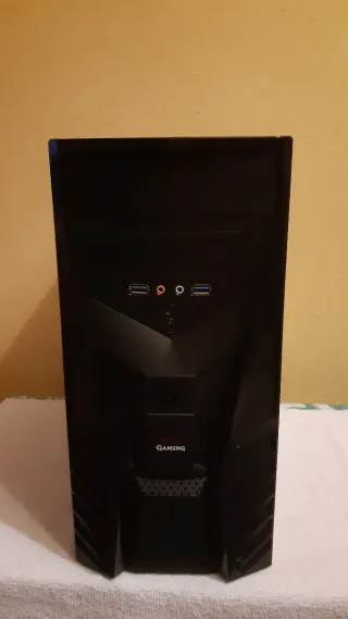 Ordenador sobremesa negro 40x35x20