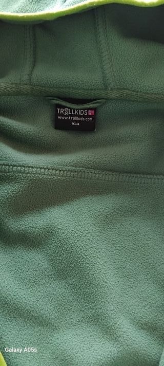 Chaqueta unisex verde con capucha