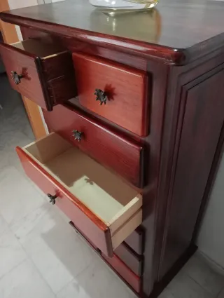 Cómoda de madera con cajones