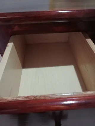 Cómoda de madera con cajones