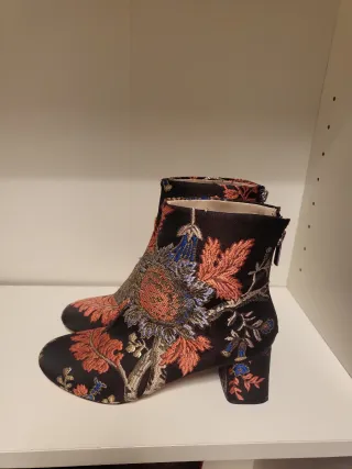 Stivaletti neri con ricami floreali