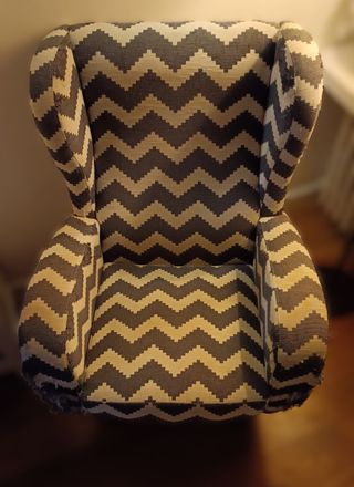 Sillón orejero tela beige y gris