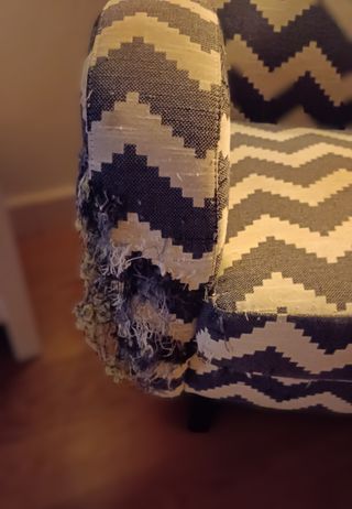 Sillón orejero tela beige y gris