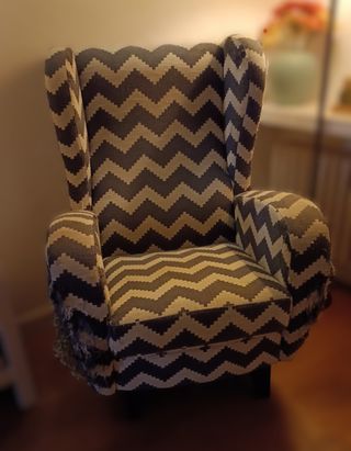 Sillón orejero tela beige y gris