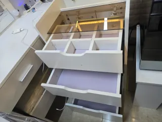 Tocador blanco con espejo iluminado