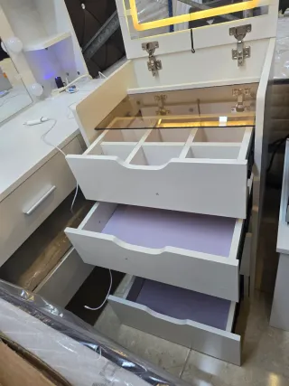 Tocador blanco con espejo iluminado