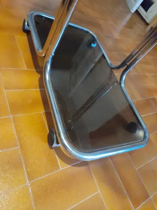 Mesa de cristal y metal