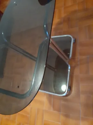 Mesa de cristal y metal