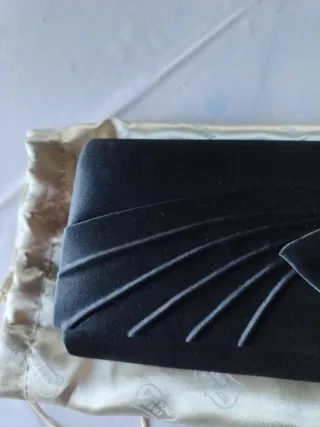 Cartera de fiesta negra con flor