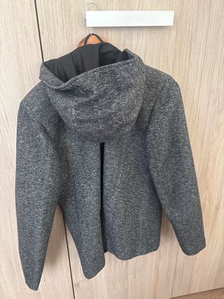 Abrigo corto Only gris con capucha