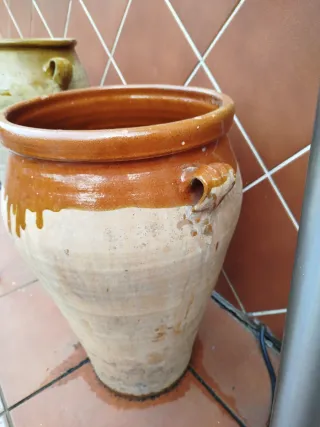 Tinaja antigua de barro grande