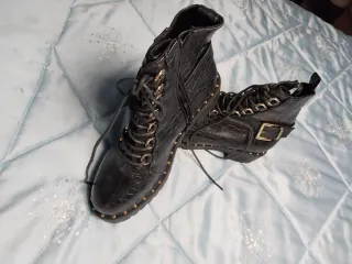 Botines negros con cordones y hebilla