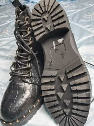 Botines negros con cordones y hebilla