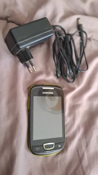 Samsung Móvil Negro y Amarillo
