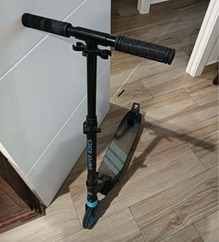 Patinete infantil negro y azul