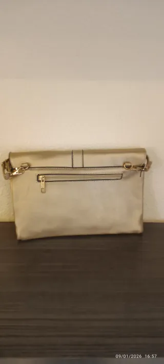 Bolso de mano dorado con cierre H