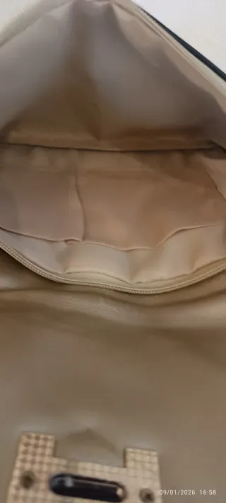 Bolso de mano dorado con cierre H