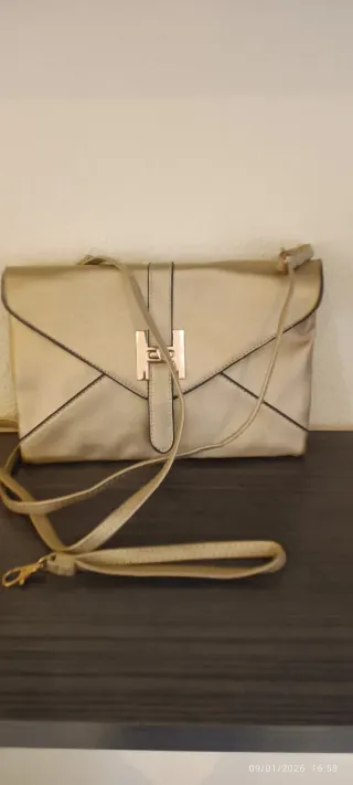 Bolso de mano dorado con cierre H