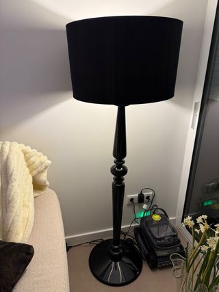 Lámpara de pie moderna negra